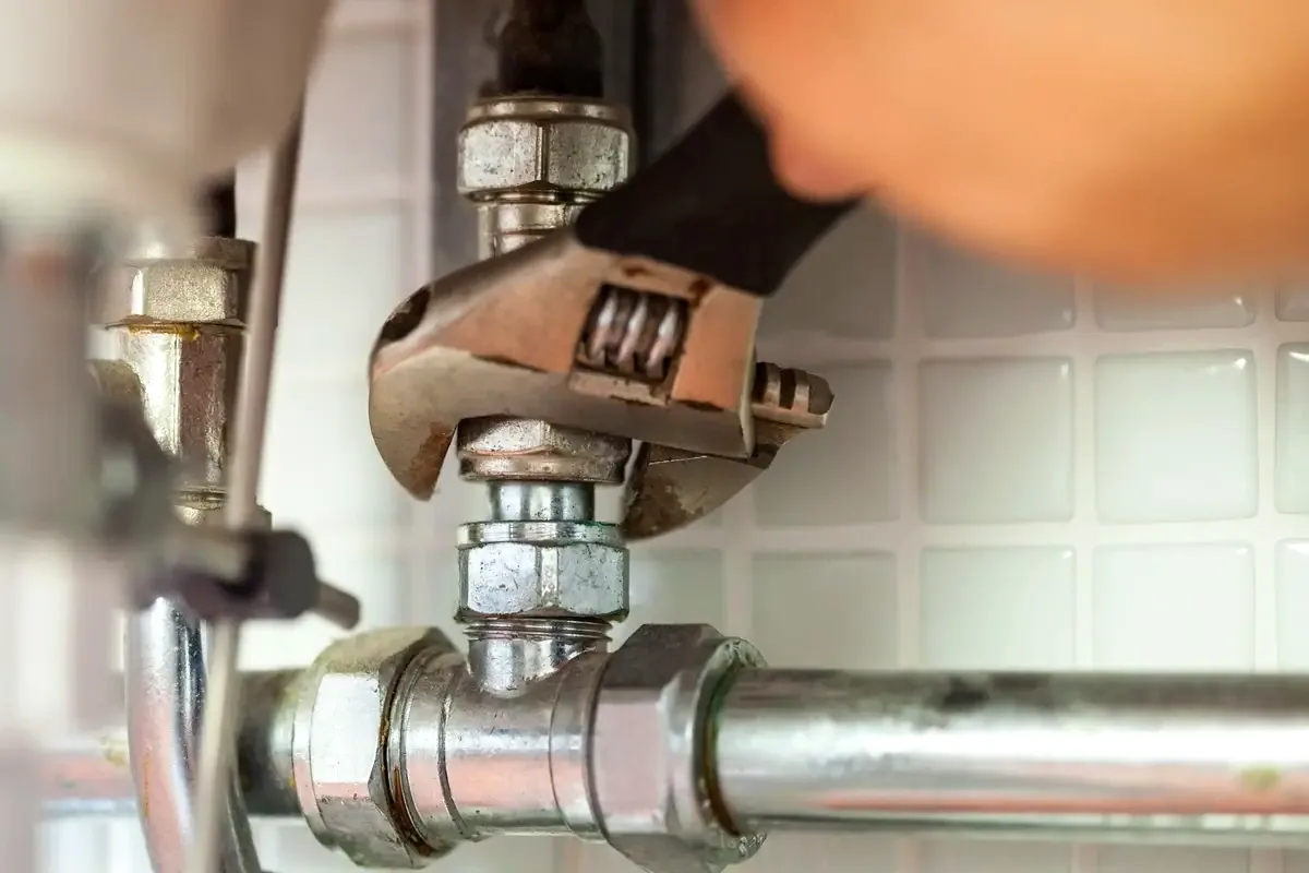 Comprobación del contador de agua para detectar una fuga en una vivienda de Girona