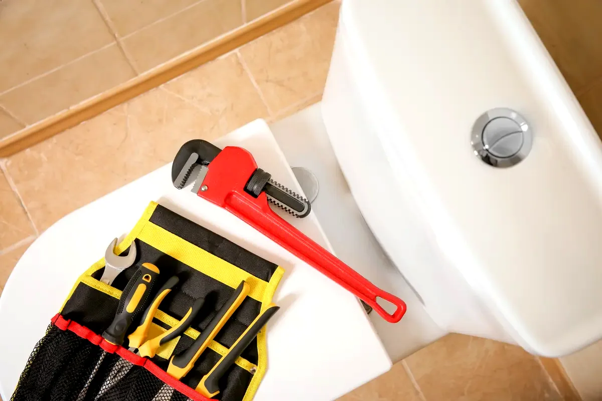 Fontanero revisando una instalación en una vivienda de Celrà